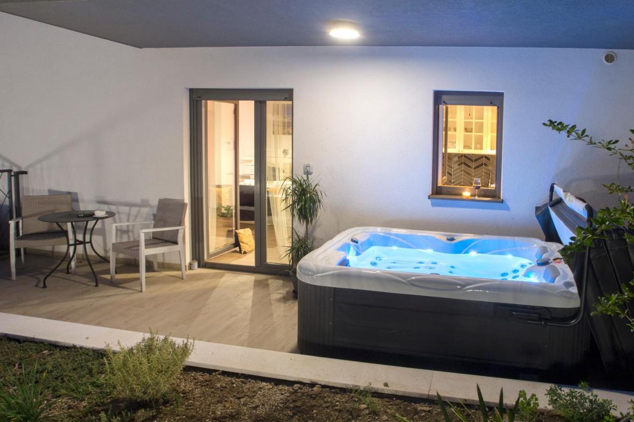 Studio And Hot Tub Split Exterior photo