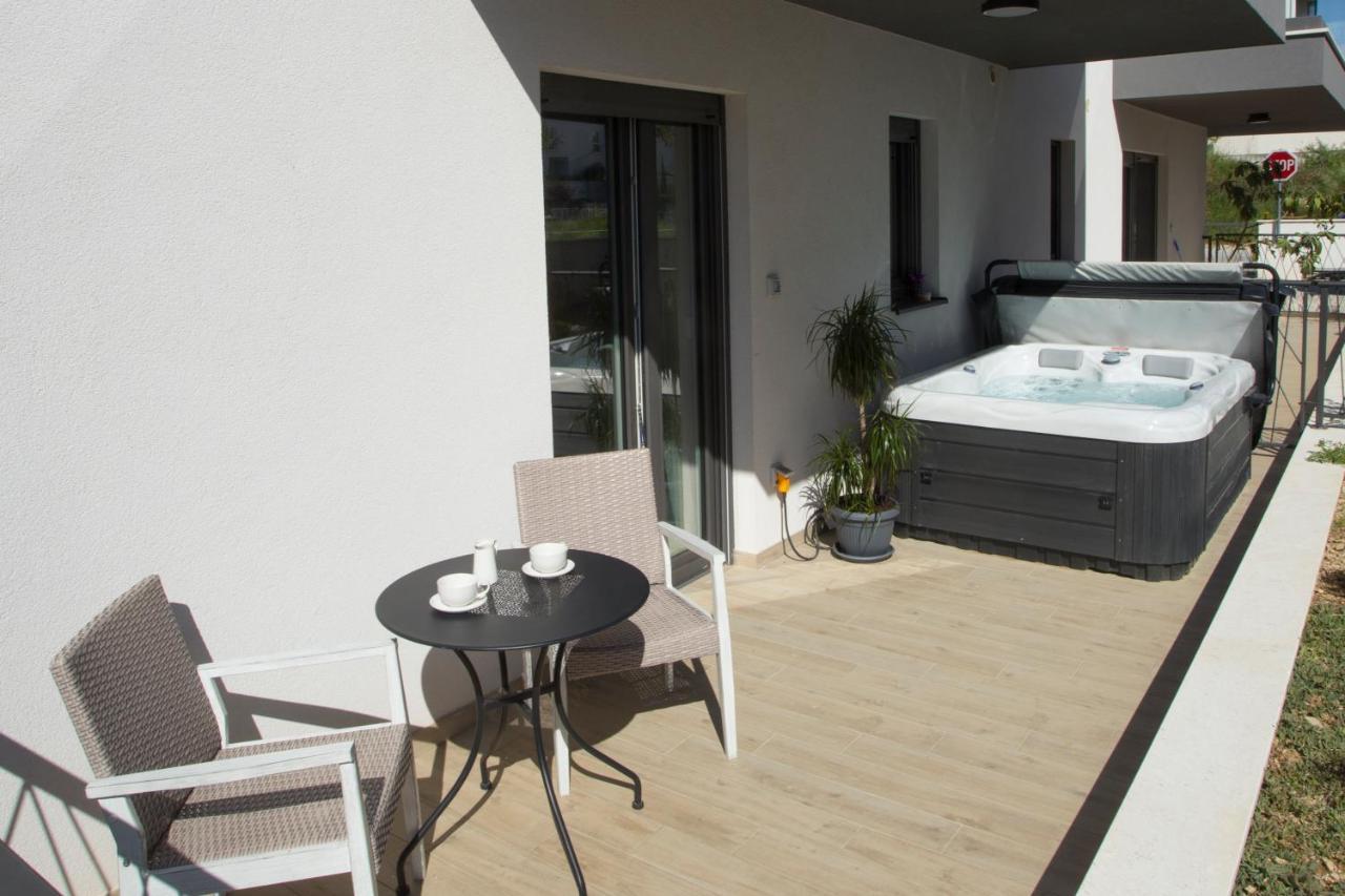 Studio And Hot Tub Split Exterior photo