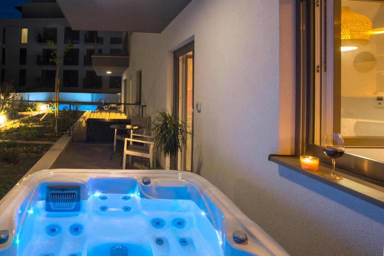 Studio And Hot Tub Split Exterior photo